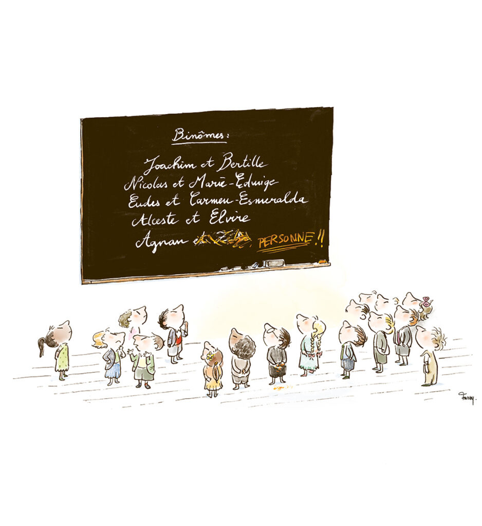 plusieurs enfants qui regardent des inscriptions devant un tableau noir l'air interrogateur
